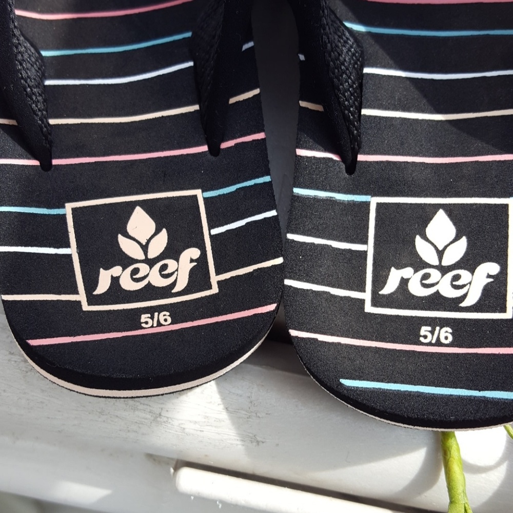 Kids Reef flip flops  size 5/6 - Picture 6 of 8